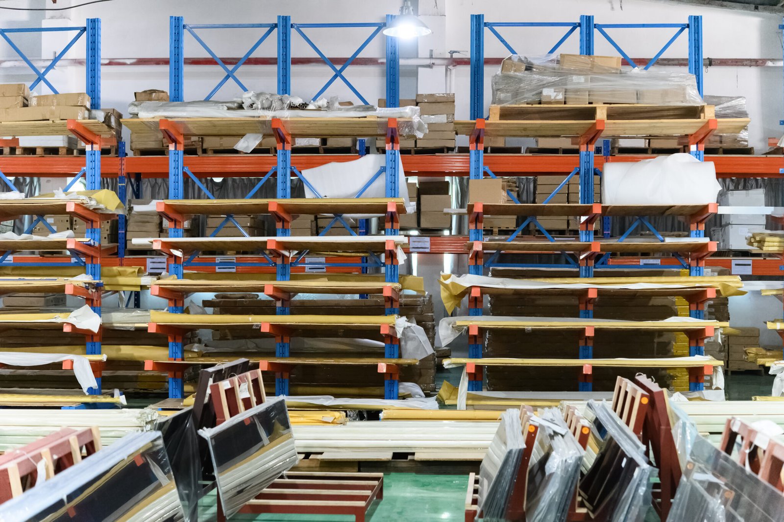 LANTOO heavy-duty cantilever rack system for long industrial materials.