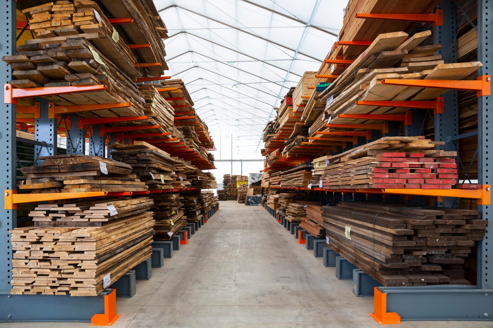 Reinforced steel base structure of LANTOO cantilever rack for maximum stability.